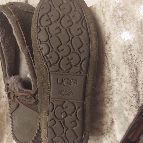 UGG Olive Suede Loafers Men Size 10 Slippers Shoes Moccasins Cabincore - Picture 2 of 3